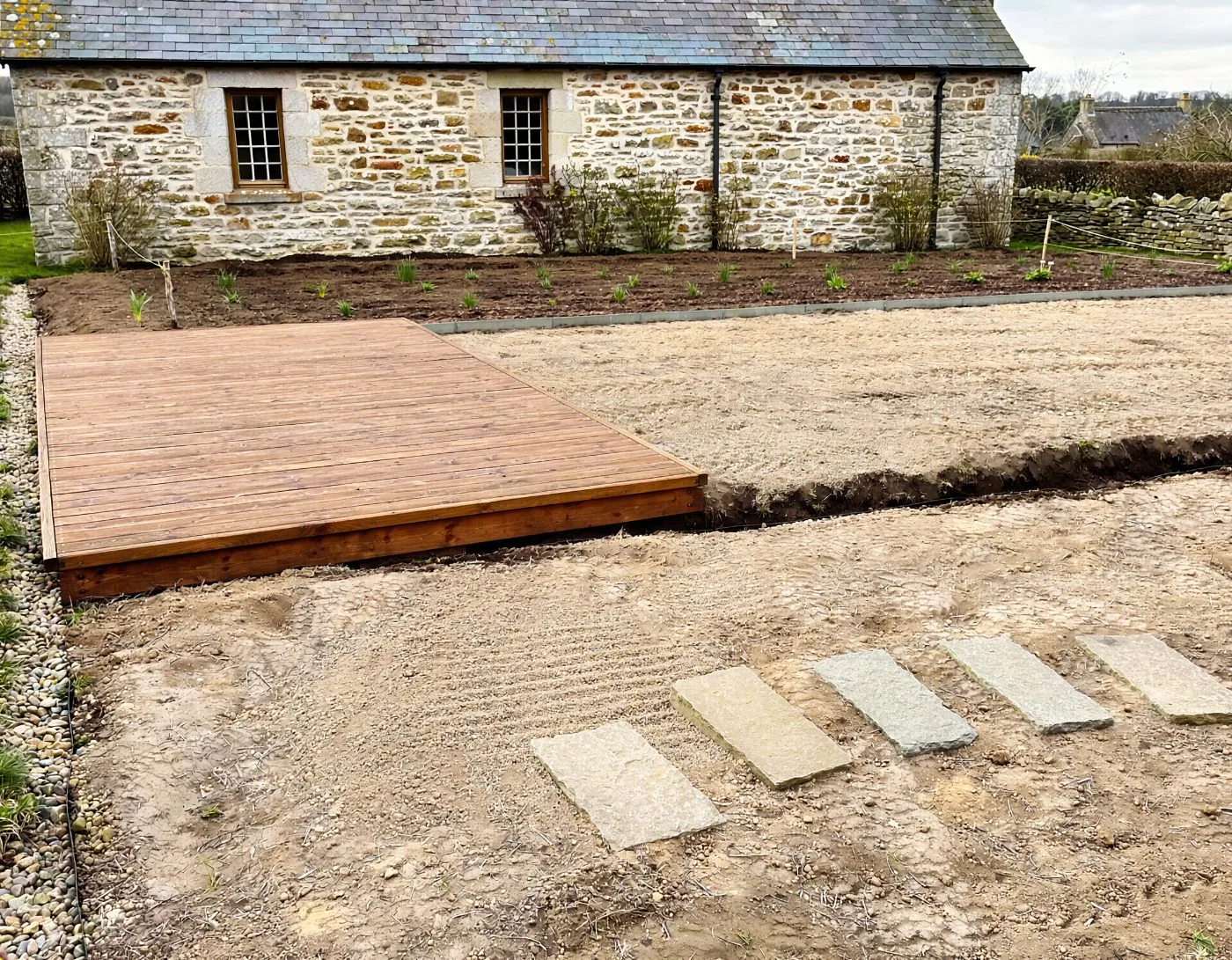 Le même terrain fini : terrasse, plantations, pas japonais