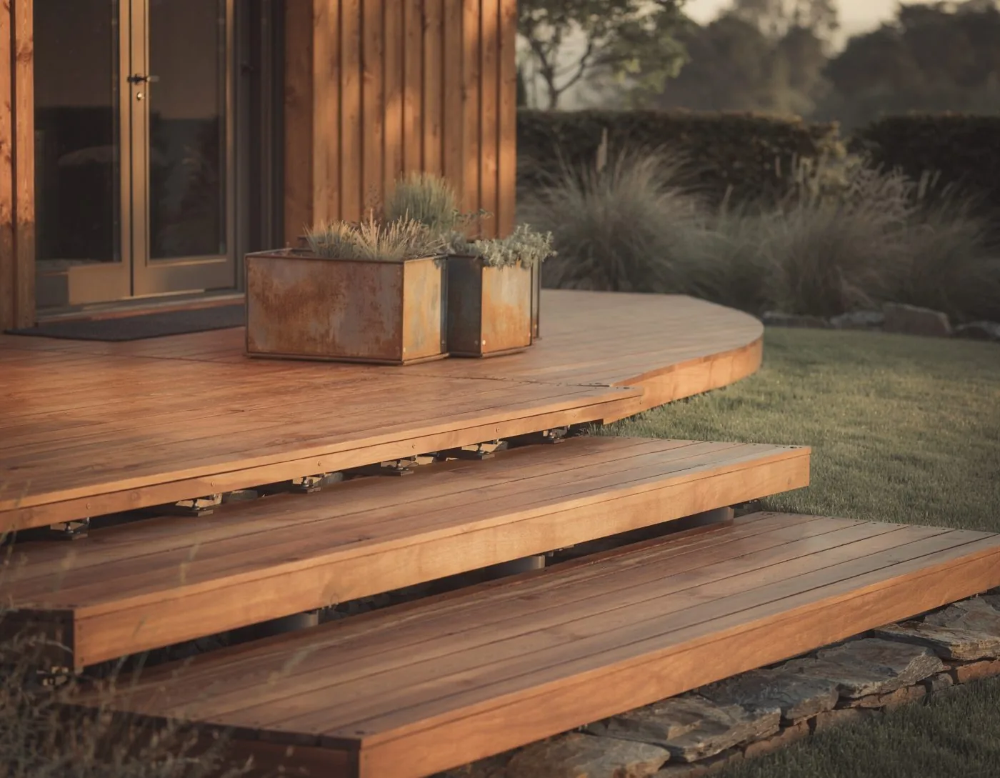 Terrasse bois sur plots, descente vers la pelouse